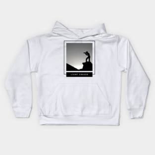 Light chaser photographer and sunset design with mountains for nature photographers Kids Hoodie